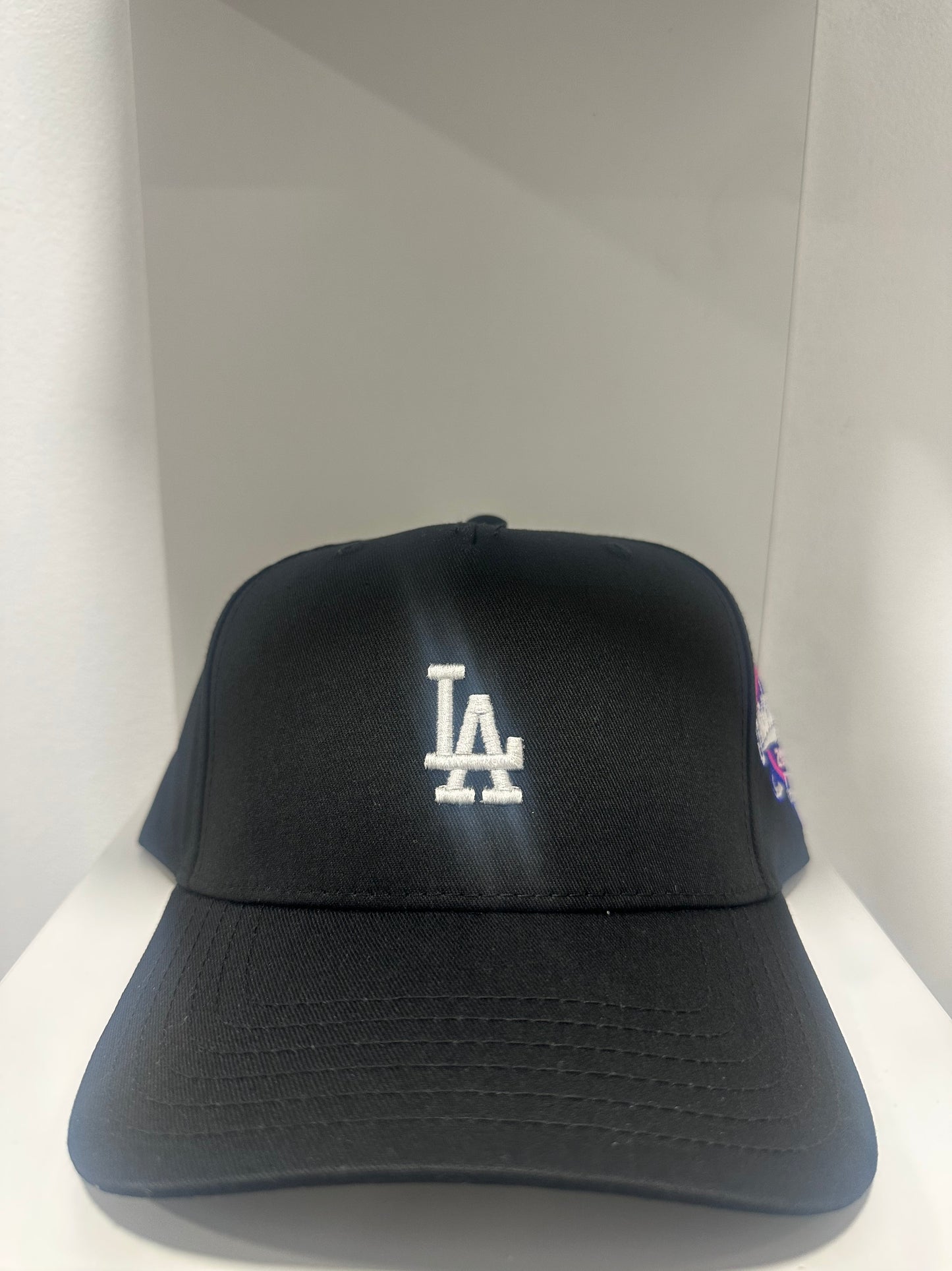 Black & white baby la logo